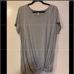 Leo & Nicole twisted bottom tee